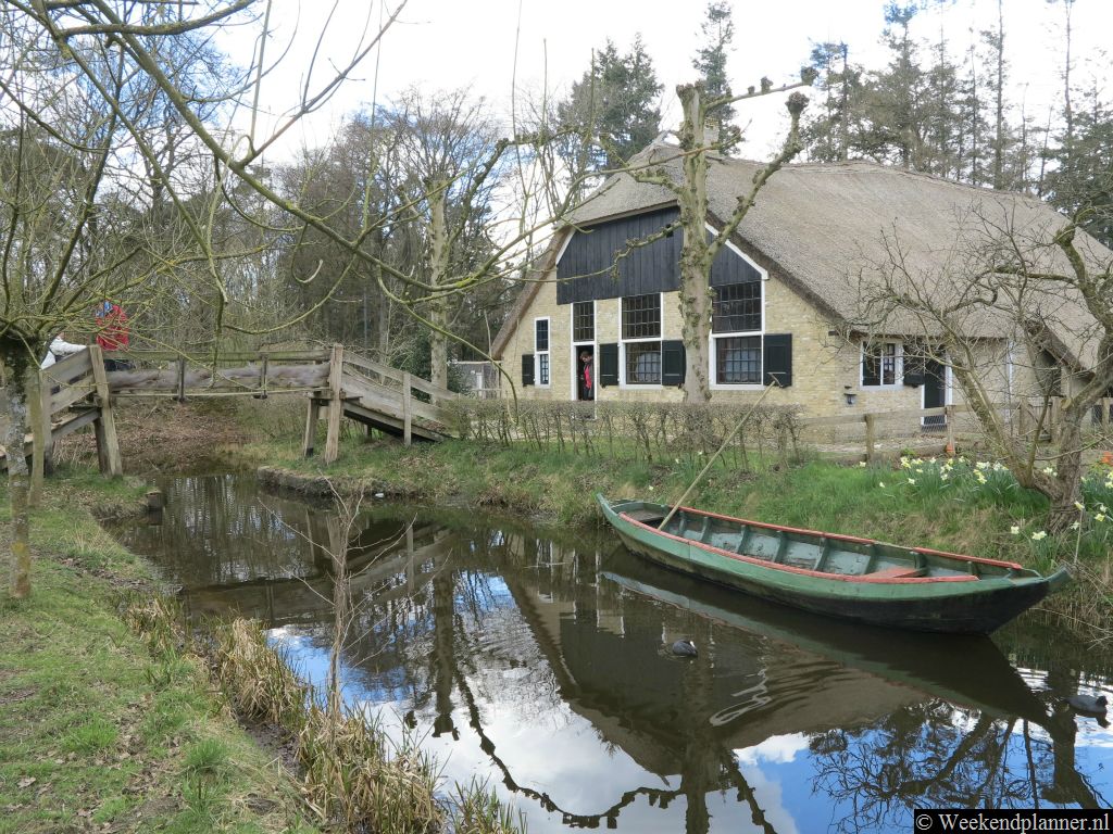 Dit is een 19de-eeuwse boerderij uit Giethoorn. In 1959 werd de boerderij verplaatst naar het Openluchtmuseum.